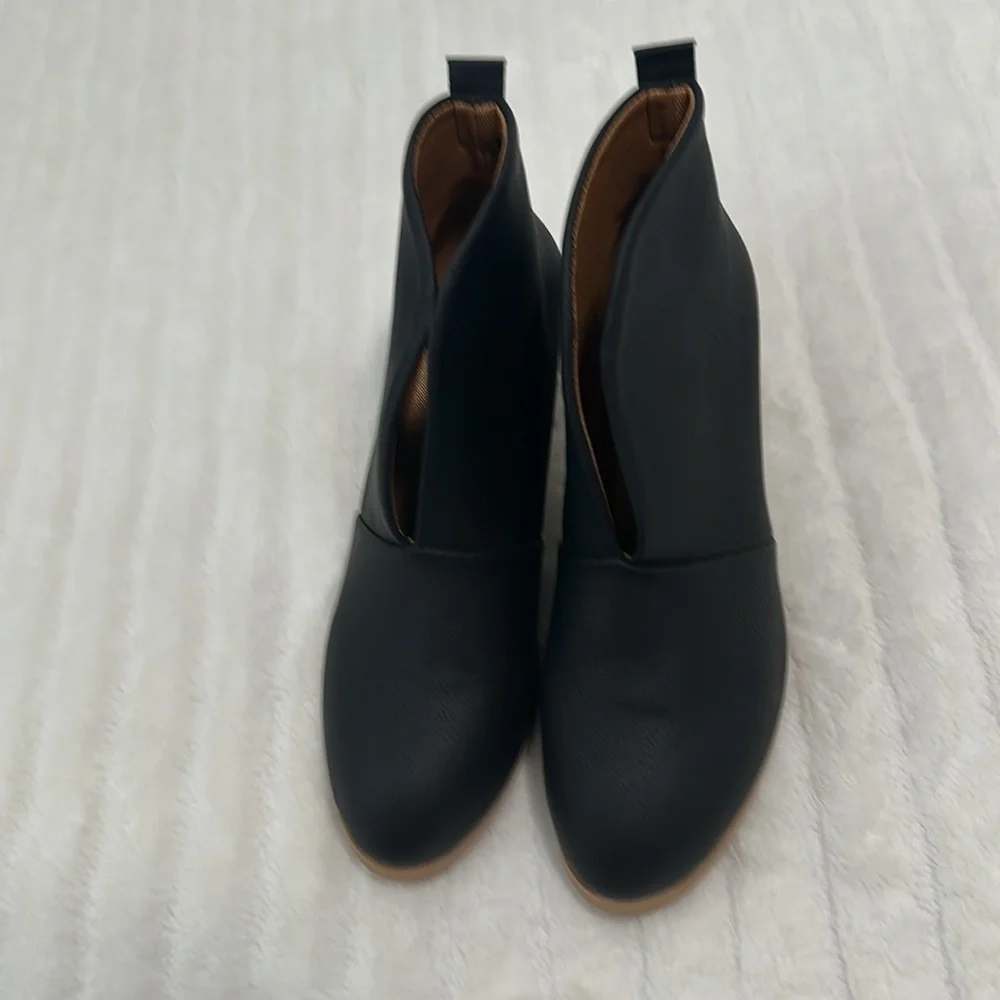🦆 NWOT Amazon Bootie